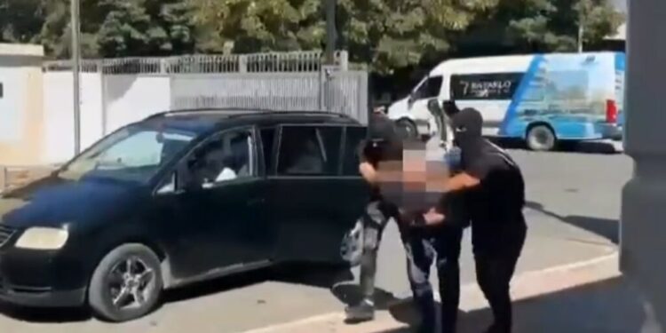U PREZANTUA SI ZYRTAR DHE PËRFITOI 3 MILIONË LEKË/ Arrestohet 57-vjeçari në Lezhë