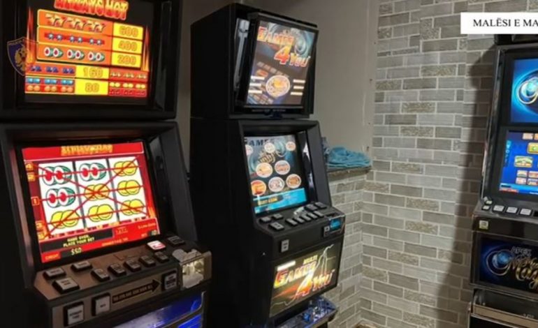 I RIU NË KOPLIK KTHEN SHTËPINË NË KAZINO/ Makineta, para dhe tavolina pokeri, çfarë gjeti policia