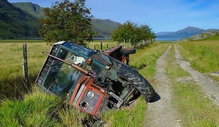 TRAGJIKE/ Rrëzohet nga zetori, ndërron jetë 61-vjeçari në Poliçan