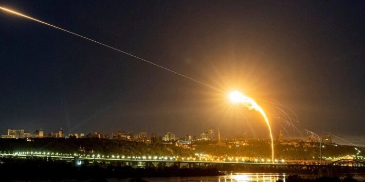 NUK HEQ DOERË ZELENSKY/ Breshëri sulmesh me drone ukrainase në rajonet ruse, aktivizohet mbrojtja ajrore