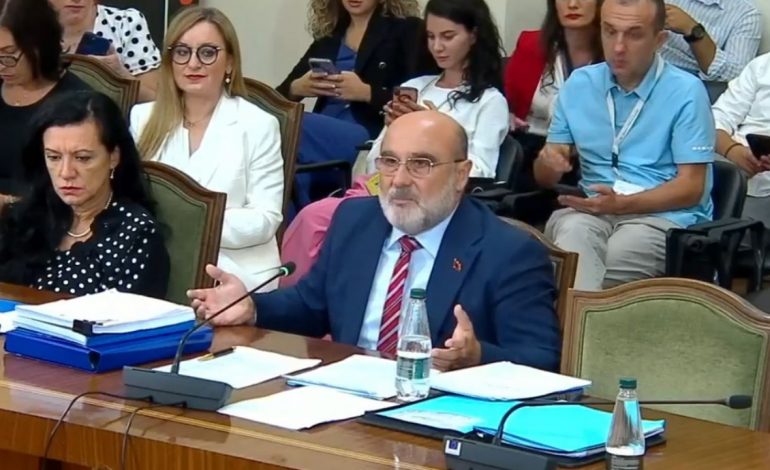 AKUZAT SE KA PËRFITUAR PARA NGA BUXHETI I SHTETIT/ Sinaj: Dhe rrogën e deputetit e kam dhuruar