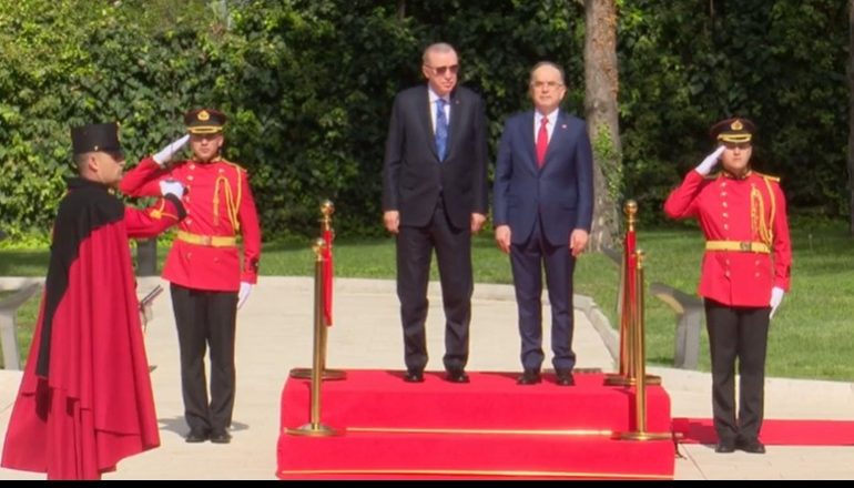 ERDOGAN NË TIRANË/ Pritet me ceremoni nga Begaj (PAMJET)