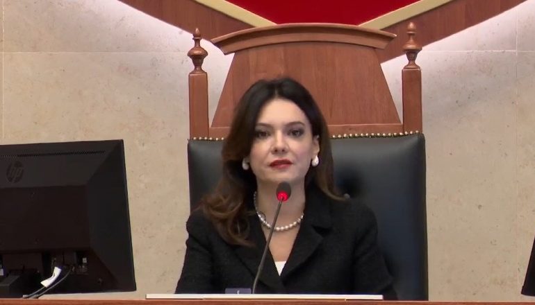 PËRPLASJET NË PARLAMENT/ Reagon Spiropali: Dhuna dhe djegiet s’i imponohen dot Kuvendit
