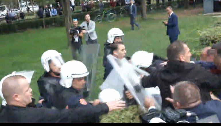 PAMJET/ Deputetët e PD sulmojnë fizikisht efektivët e FNSH, militantët zhvendosen nga Bashkia para Kuvendit