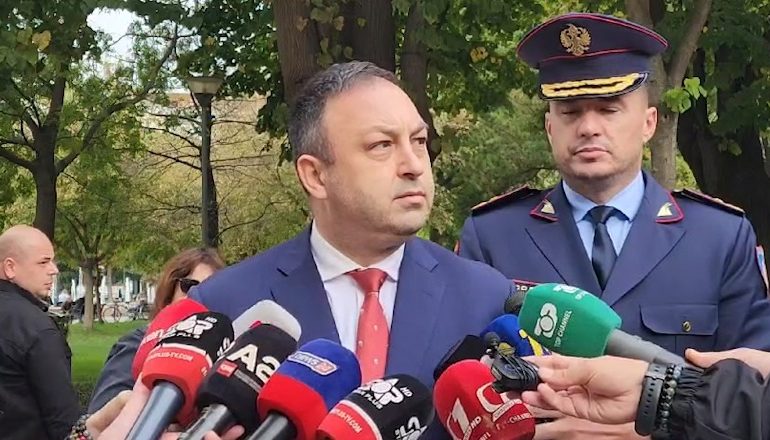 PRETENDIMI I PD SE EFEKTIVI KISHTE PISTOLETË/ Ministri Hoxha: S’ishin të armatosur! Në Kuvend po zbatonin detyrën…