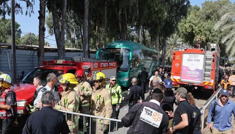 IZRAEL/ Kamioni përplaset me një stacion autobusi pranë Tel Aviv, dhjetra të plagosur