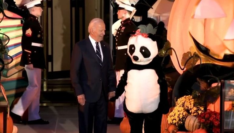 HALLOWEEN NË SHTËPINË E BARDHË/ Gruaja e presidentit Biden maskohet si panda