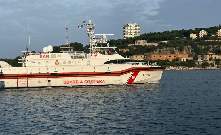 PAMJET/ Emigrantët e Gjadrit, mbërrin në Shëngjin anija e rojës bregdetare që do t’i kthejë në Itali