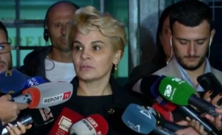 “DUHET TË ISHA UNË NË BURG JO META”/ Kryemadhi pas gjyqit: Na futën në një sallë që të na provokonin