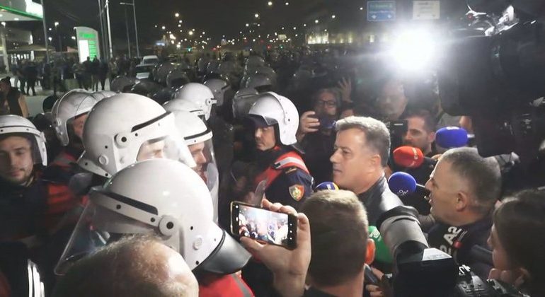 TENSIONE NË PROTESTË/ Noka shtyn policët: Do shkojmë drejt Surrelit po nuk iku policia!