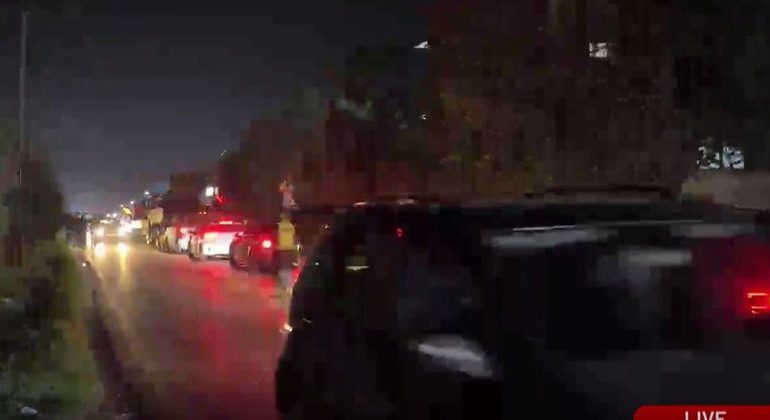 “DORËZOHEN” PROTESTUESIT/ Hapet qarkullimi në Elbasan