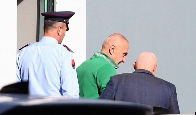 “DUA 300 MIJË DOLLARË”/ Gazetari zbulon se kush ishte familja që terrorizohej nga Meta, kërcënoheshin fëmijët