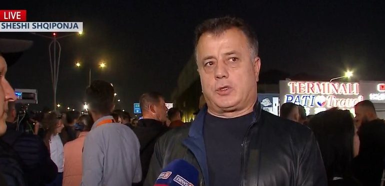BLLOKOI RRUGËN ME MAKINËN E TIJ LUKSOYE/ Flamur Noka: Po protestoj për ju, që jetoni në varfëri