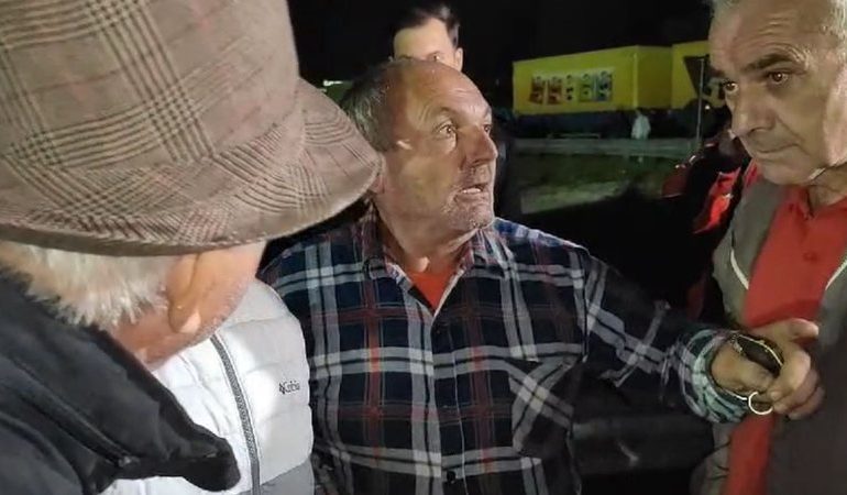 “O KOMUNIST/ Protestuesit e PD godasin një qytetar, që kërkoi të lirohej rruga për të iku në shtëpi