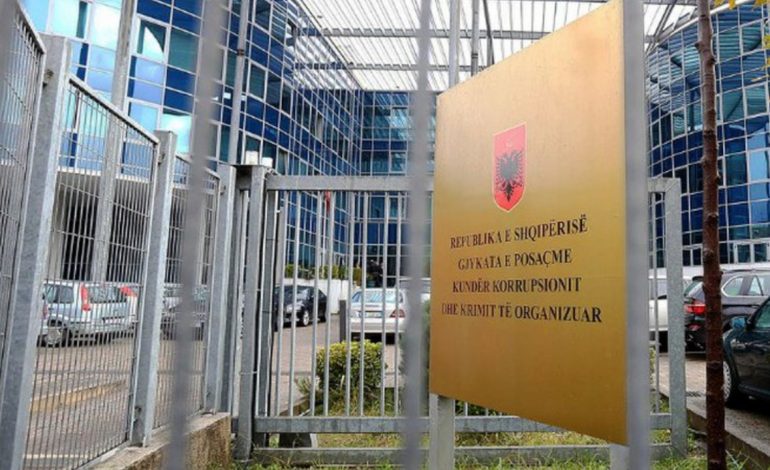 SHISTE DIPLOMA TË SHKOLLËS SË MESME PËR 3 MIJË EURO/ Dënohet me 1 vit e 6 muaj burg mësuesi