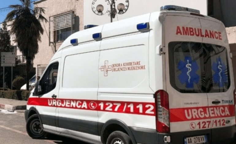E RËNDË NË FIER/ 25-vjeçari tenton vetëvrasjen me thikë, dërgohet në spital…