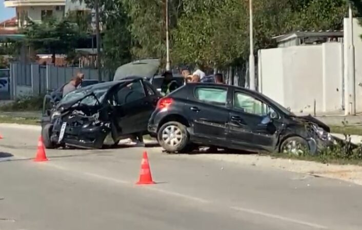 AKSIDENT NË FIER-PATOS/ Përplasen dy automjete, çfarë ndodhi me shoferët