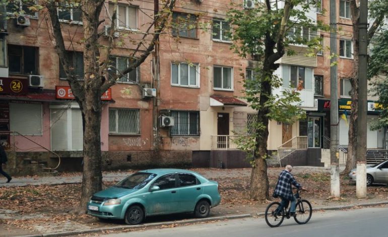 TË VEGJËL DHE VDEKJEPRURËS/ Dronët e përshtatur për sulm me eksploziv ‘gjuajnë’ civilët në Kherson