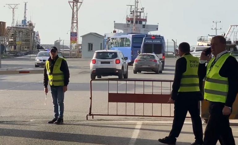 NËN MASA TË RREPTA SIGURIE/ 12 emigrantët mbërrijnë në portin e Shëngjinit