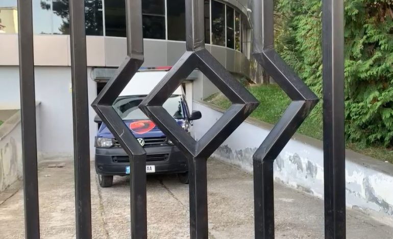“NUK E KAM BËRË…”/ 68-vjeçari i arrestuar për ngacmimin e një të miture përballet me Gjykatën