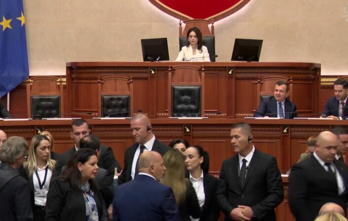 TENSIONE NË SEANCËN PLENARE/ Deputetët e opozitës bllokojnë foltoren