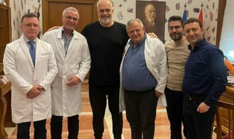 U OPERUA PËR HERNIEN INGUINALE/ Rama kalon natën në QSUT. Ja kur pritet që kryeministri të tërë spitalin