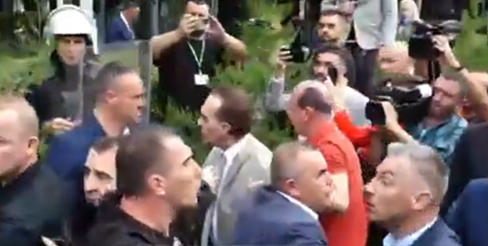VIDEOLAJM/ Momenti kur Flamur Noka godet policët e FNSH