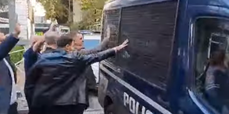 POLICIA DËRGON METËN TEK BURGU 302/ Blushi godet furgonin: Mbahu, je si Che Guevara
