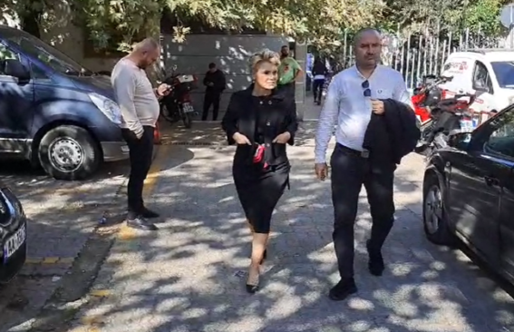 RINIS GJYQI PËR METËN/ Monika Kryemadhi mbërrin në GJKKO, gjesti i saj tërheq vëmendjen