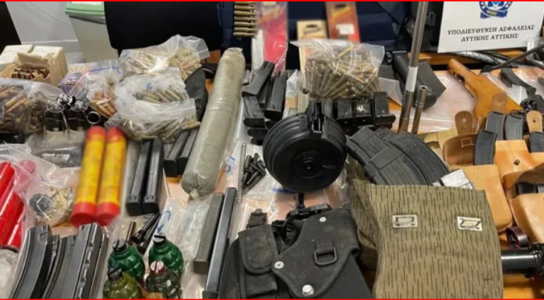 ZBULOHET ARSENAL ARMËSH NË NJË BANESË NË ATHINË/ Policia zbulon emrin e shqiptarit të “famshëm”: Të lidhura me…
