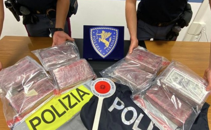 E PËSON KEQ SHQIPTARI NË ITALI/ Po trafikonte 14 kg kokainë me makinë, arrestohet në autostradën e Parmës