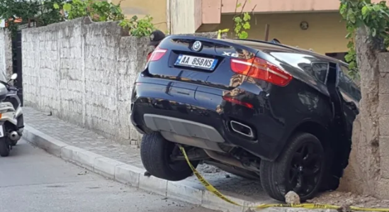E RËNDË NË SARANDË/ Makina del nga rruga dhe bie në oborrin e një banese, 4 turistë të lënduar
