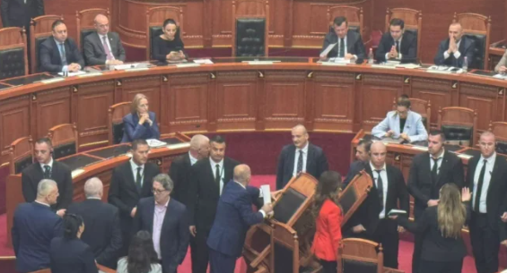 “E DI QË JE NË SIKLET…”/ Deputetët e Berishës pengojnë kreun e KLSH-së të raportojë, ai largohet