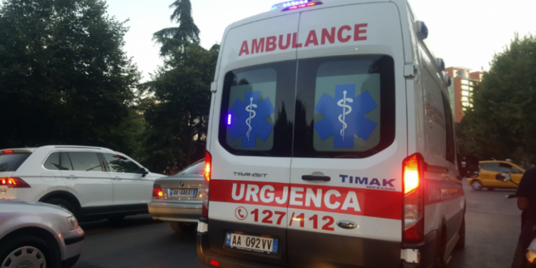 E RËNDË/ Plagoset me thikë një person në Tiranë, transportohet në spital, detajet