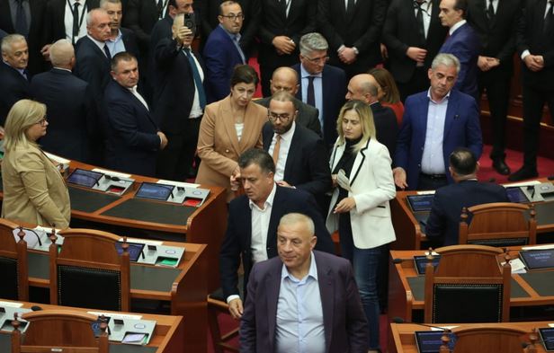 SHKAKTOI TRAZIRA NË KUVEND/ Gazment Bardhi përfundon vetë në spital, u lëndua në…
