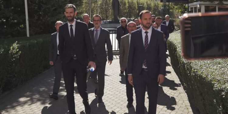 TKURRET VETËVENDOSJA/ Dy deputetë braktisin Kurtin, kundër Kodit Civil dhe nepotizmit