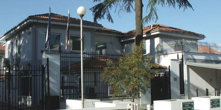 KAOSI NË PARLAMENT/ Ambasada Britanike: Dhuna nuk ka vend në demokraci, partitë politike të angazhohen në dialog