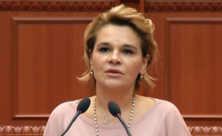 ME PIZHAMA NË OBORR/ Ja si e priti Kryemadhi procedimin nga policia për dhunën në Kuvend (VIDEO)