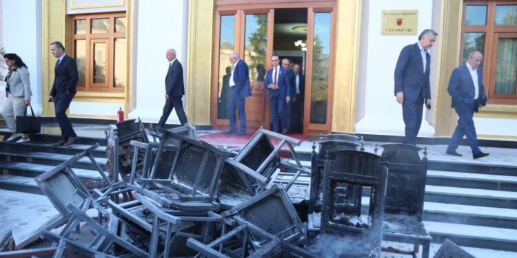 SOT SEANCA E RADHËS NË KUVEND/ Opozita me 24 deputetë të përjashtuar, çfarë pritet të ndodhë