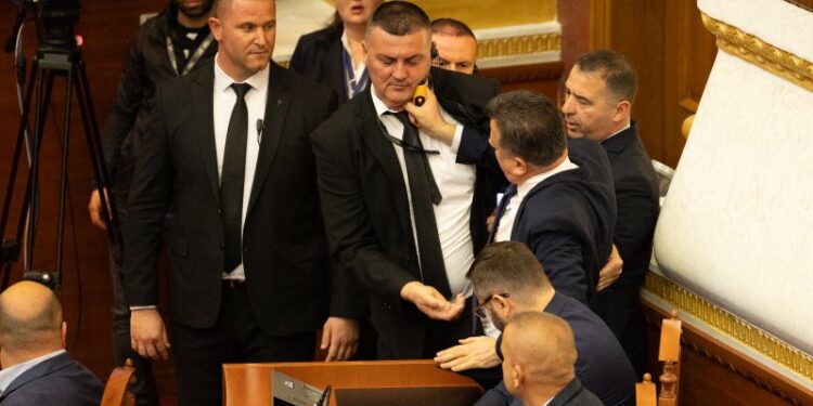 I PËRJASHTUAR PËR DY MUAJ/ Noka para Kuvendit: Unë përfaqësoj popullin! Si s’më lejoni të futem?