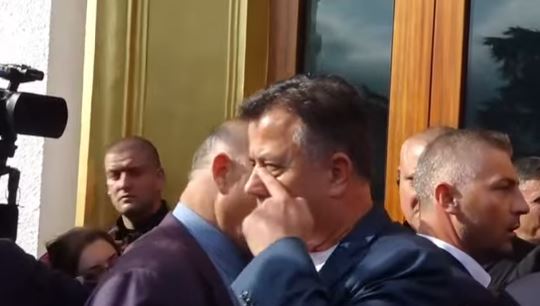 “NUK KA BIR K*RVE TË MË NDALOJË”/ Deputeti i PS përplaset me Nokën: O i vdekur o i gjallë futem në Parlamen