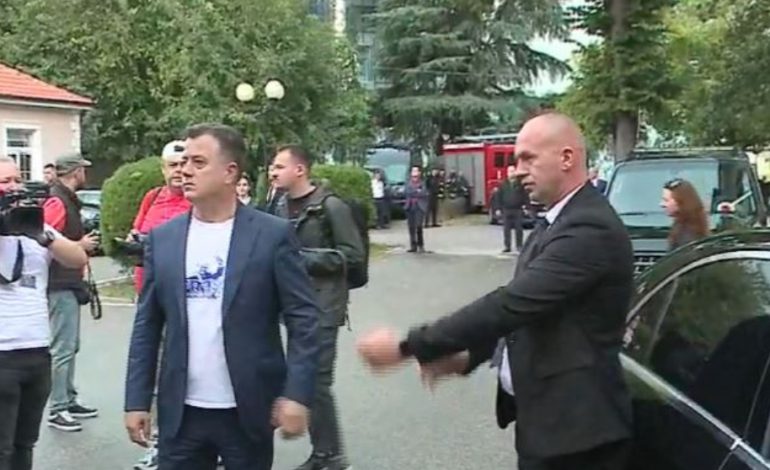 TENSIONET/ Makina e Spiropalit mbërrin në Parlament, demokratët i bllokojnë dyert, kthehet pas