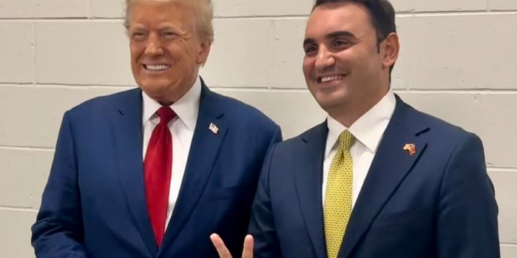 “NJË FOTO ME TRUMP, 25 MIJË DOLLARË”/ Këlliçi pozon me ish-presidentin, ja çfarë thotë për çmimin që pagoi