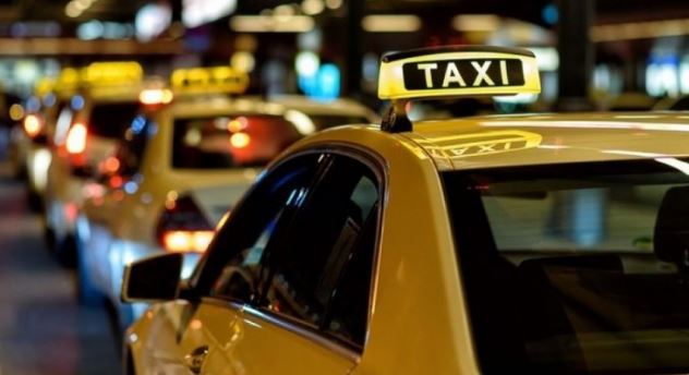 GRABITET NGA DY PERSONA TAKSISTI NË TIRANË/ Mori para nga pika e exchange, hajdutët thyen xhamin…