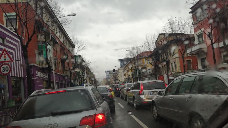 MOTI ME SHI NË TIRANË/ “Paralizohet” qarkullimi në rrugët kryesore
