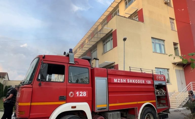 E RËNDË/ Përfshihet nga flakët azili privat në Tiranë, disa të moshuar mbeten…