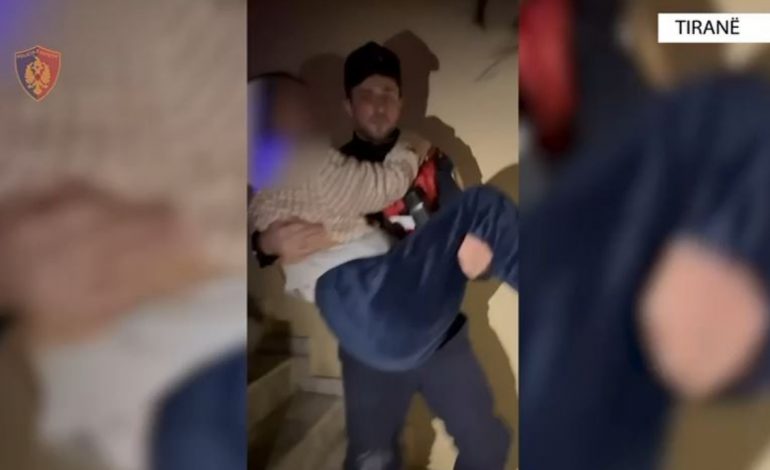MBETËN TË BLLOKUAR MES FLAKËVE/ Momenti kur efektivët shpëtojnë të moshuarit në azil (VIDEO)