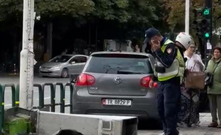 AKSIDENT NË TIRANË/ “Golfi” humb kontrollin dhe hipën në trotuar, kalimtarët…