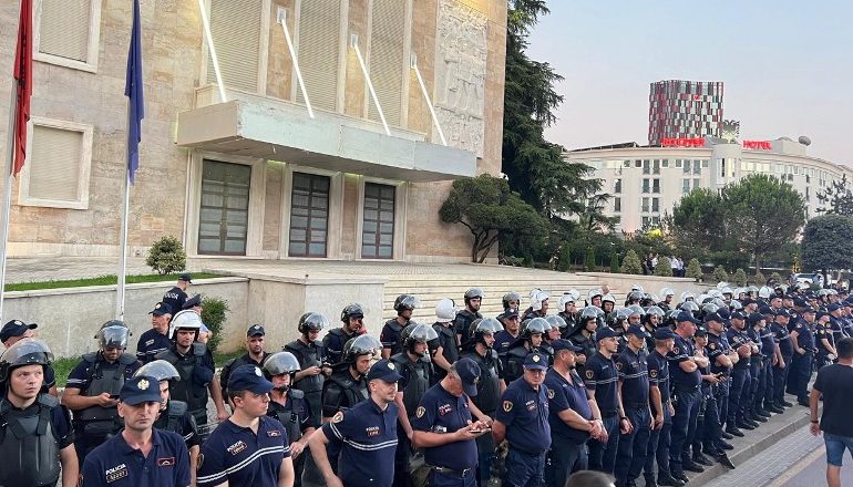 NESËR PROTESTA E OPOZITËS/ Policia e Tiranës njofton rrugët që bllolohen! Apel organizatorëve: Distancohuni nga…