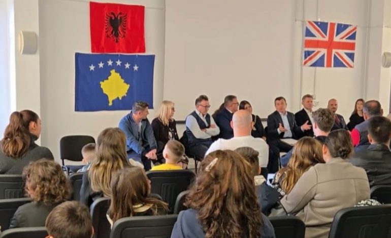 HAPET SHKOLLA SHQIPTARE NË LONDËR/ Balla: Mbi 7 mijë nxënës që mësojnë shqipen në Britaninë e Madhe